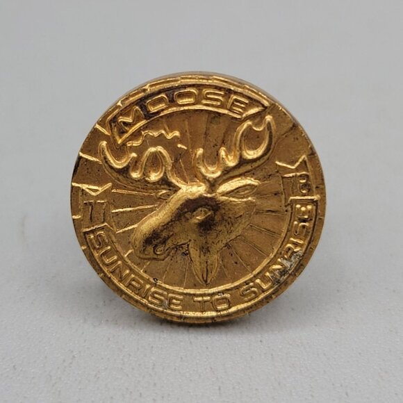 Moose Fraternal Order Sunrise To Sunrise Gold Tone Lapel Pin Badge 1977 - 1978 - Picture 2 of 5